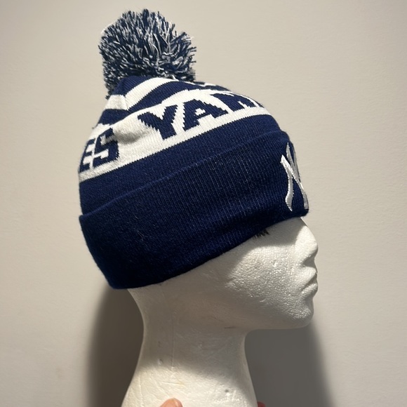 NY Yankee Stadium PomPom Beanie Hat - Picture 11 of 13